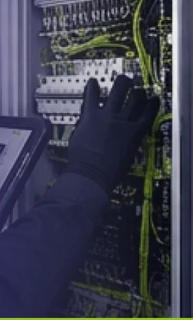 Monteur arbeitet an der Sicherungsverteilung einer Elektroinstallation